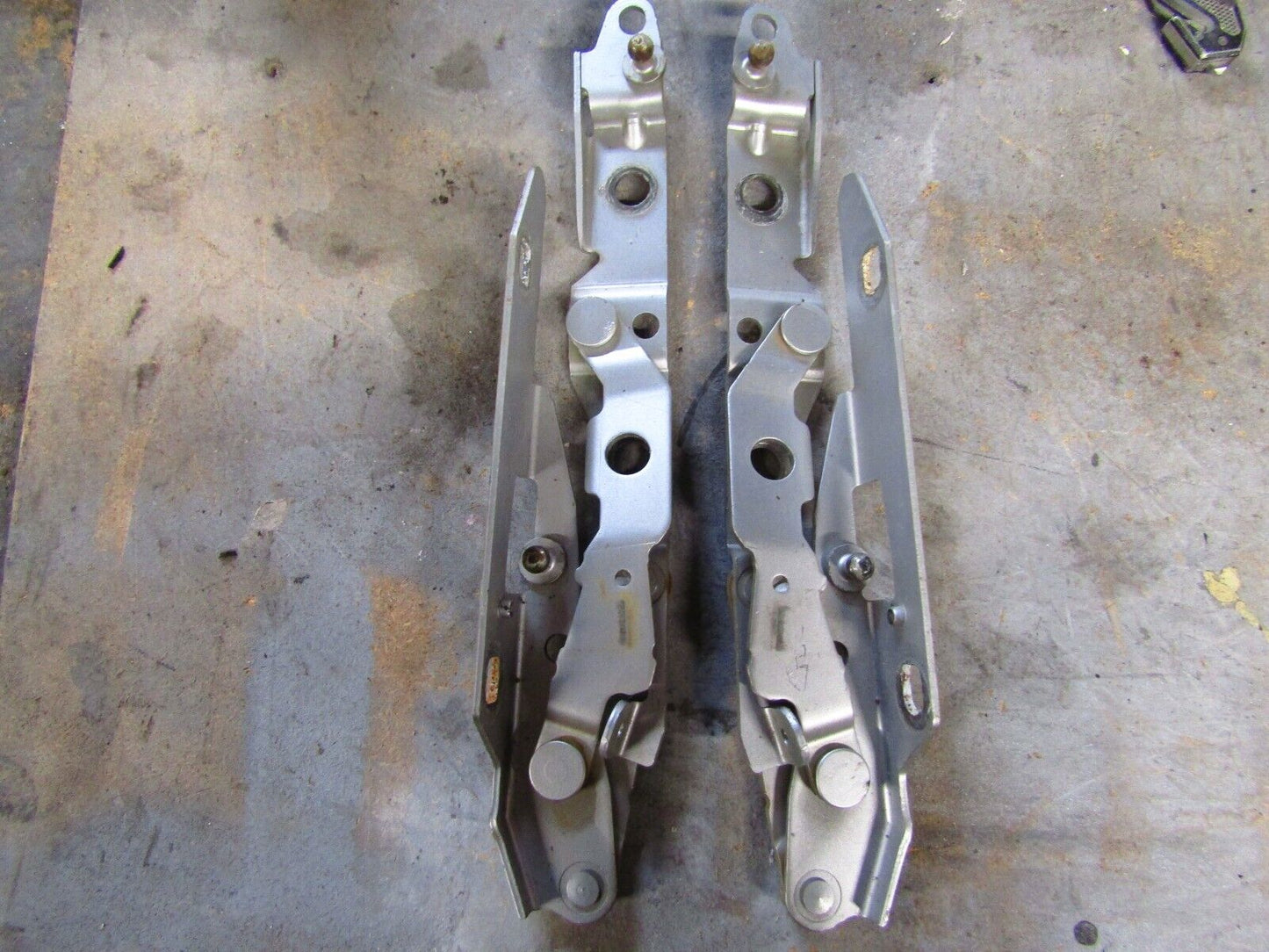 JAGUAR X TYPE 2.5 PETROL TAILGATE BOOT HINGE SET 2008